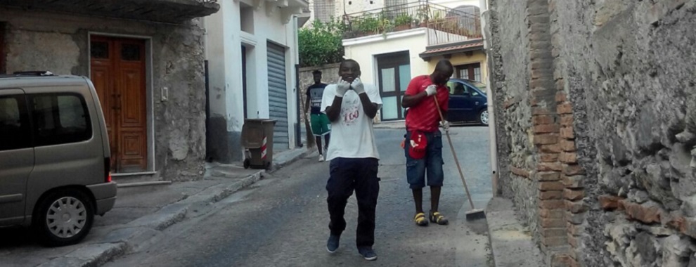 I migranti dello SPRAR puliscono volontariamente Gioiosa