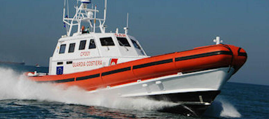 La guardia costiera calabrese soccorre 10 persone in mare