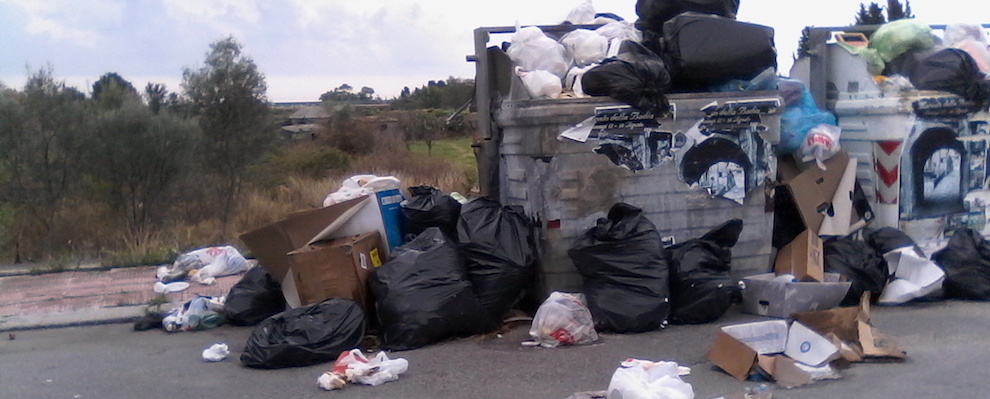 Cassonetti straripanti a Caulonia. L’accusa di Nova