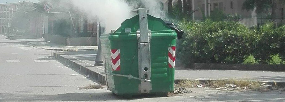 Caulonia, brucia cassonetto in viale Magna Grecia