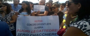 Concorso Scuola Calabria, niente posti per i vincitori. I docenti: “Fuori le cattedre!” item-thumbnail