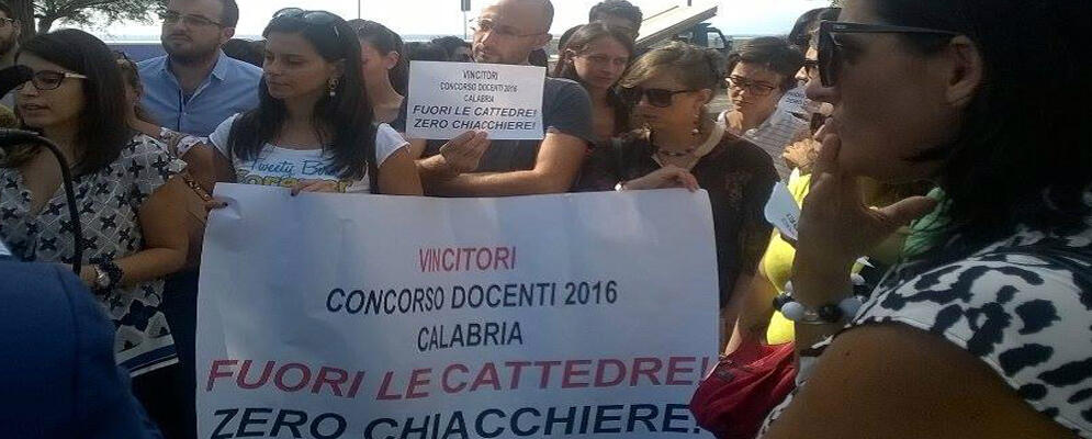 Concorso Scuola Calabria, niente posti per i vincitori. I docenti: “Fuori le cattedre!”