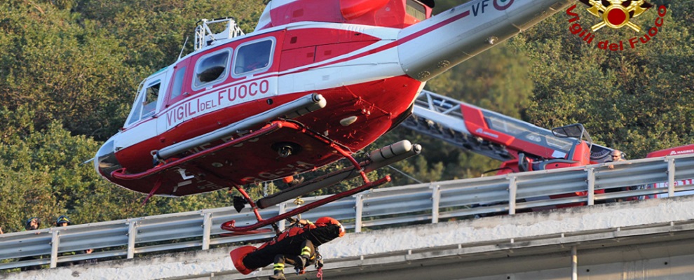 Pizzo: Vigili del Fuoco recuperano persona lanciatasi da un viadotto autostradale – video