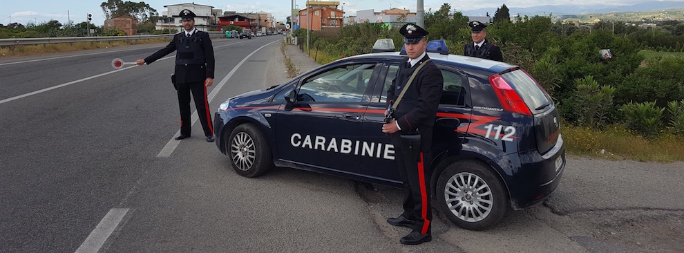Per evitare la sanzione per la violazione delle misure anti Covid, minaccia i Carabinieri. Denunciato