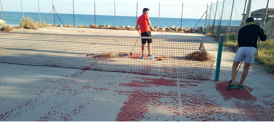 Foto del giorno Caulonia: pulizia del campo da tennis