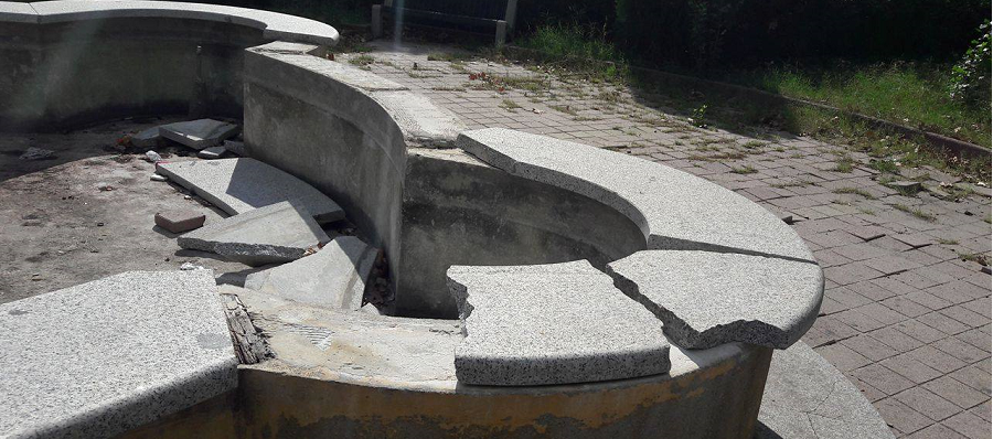 Caulonia: Fontana distrutta nel parco giochi