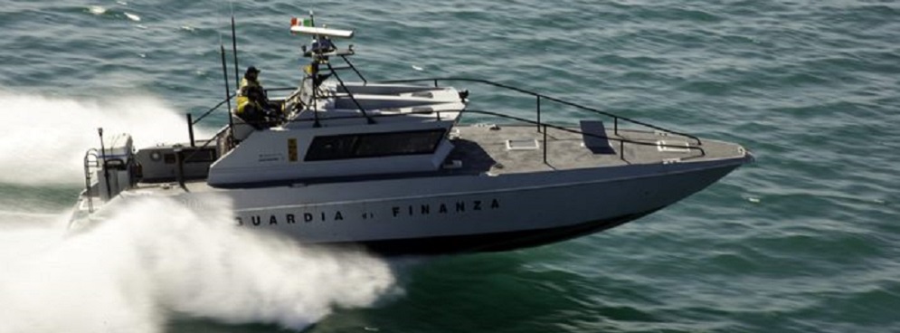 Nave della Guardia di Finanza in fiamme affonda al largo di Africo, tratto in salvo l’equipaggio