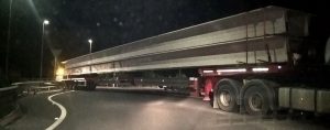 Caulonia: tir bloccato nella rotonda di Canne item-thumbnail