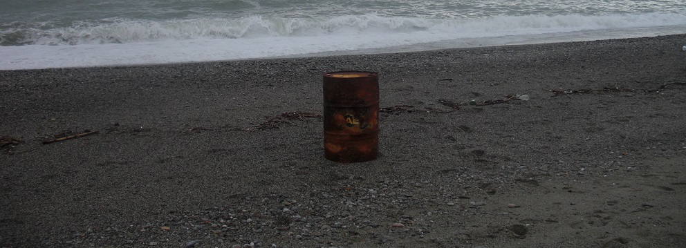 Rinvenuti fusti sulla spiaggia di Siderno