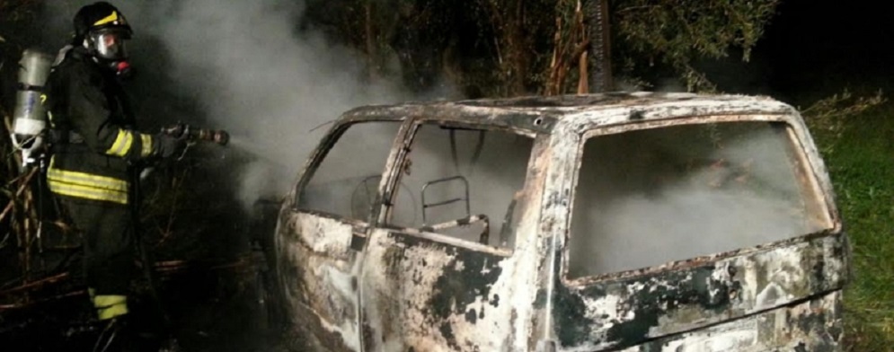 Caulonia Marina, auto distrutta dalle fiamme: in corso d’accertamento le cause