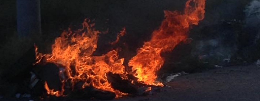Gioiosa Ionica, in fiamme cassonetto dei rifiuti. La denuncia del Sindaco Fuda