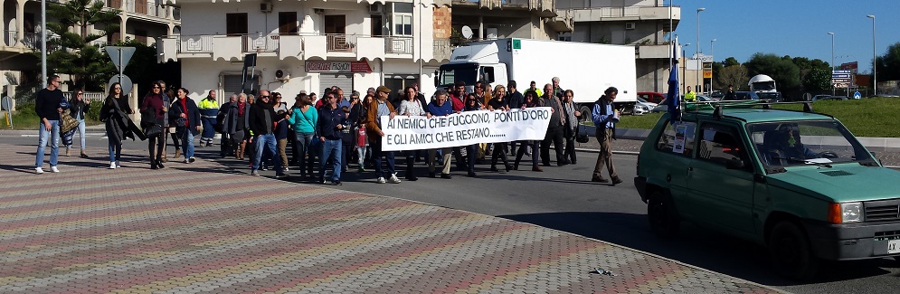 Il video del corteo per il ponte sull’Allaro