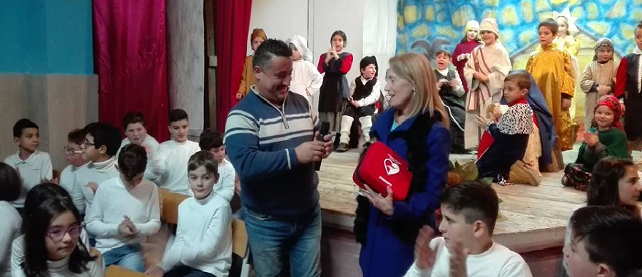 Vigliarolo soddisfatto per la consegna di un defibrillatore alla scuola di Caulonia