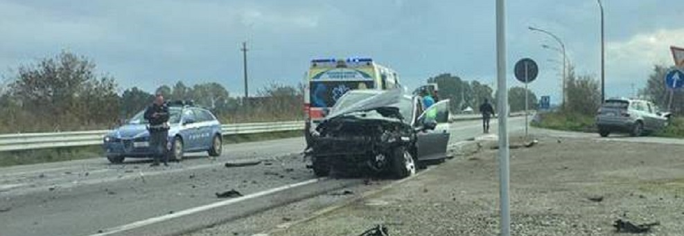 Ennesimo incidente sulla statale 106. Quattro feriti