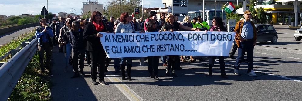 Riuscita la manifestazione per il Ponte Allaro. Scintille tra il Sindaco e gli organizzatori