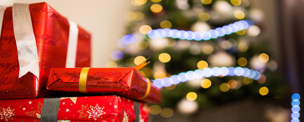 Natale 2016. Abbigliamento, libri e gastronomia: Ecco i regali più desiderati dagli italiani