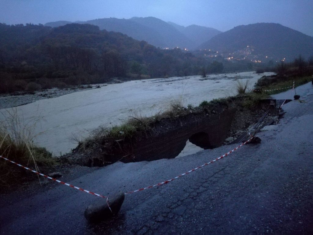 San Nicola, crolla strada che costeggia l'Allaro Ciavula