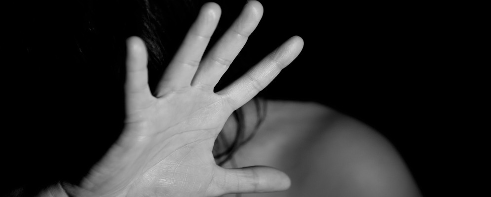 Violenza domestica: prognosi di 30 giorni per donna picchiata dall’ex marito