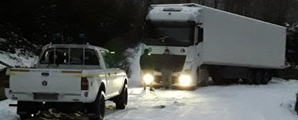 Camionisti bloccati dalla neve sulla SP45, interviene anche la Protezione Civile di Caulonia Marina