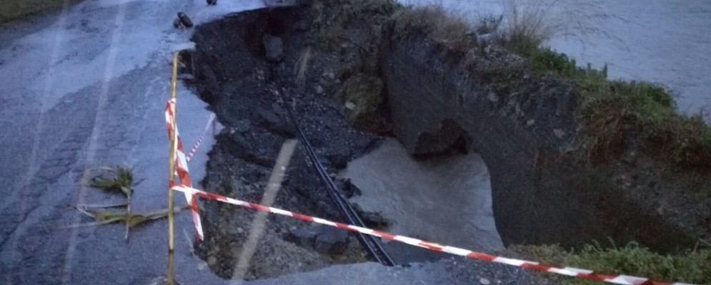 San Nicola, crolla strada che costeggia l’Allaro