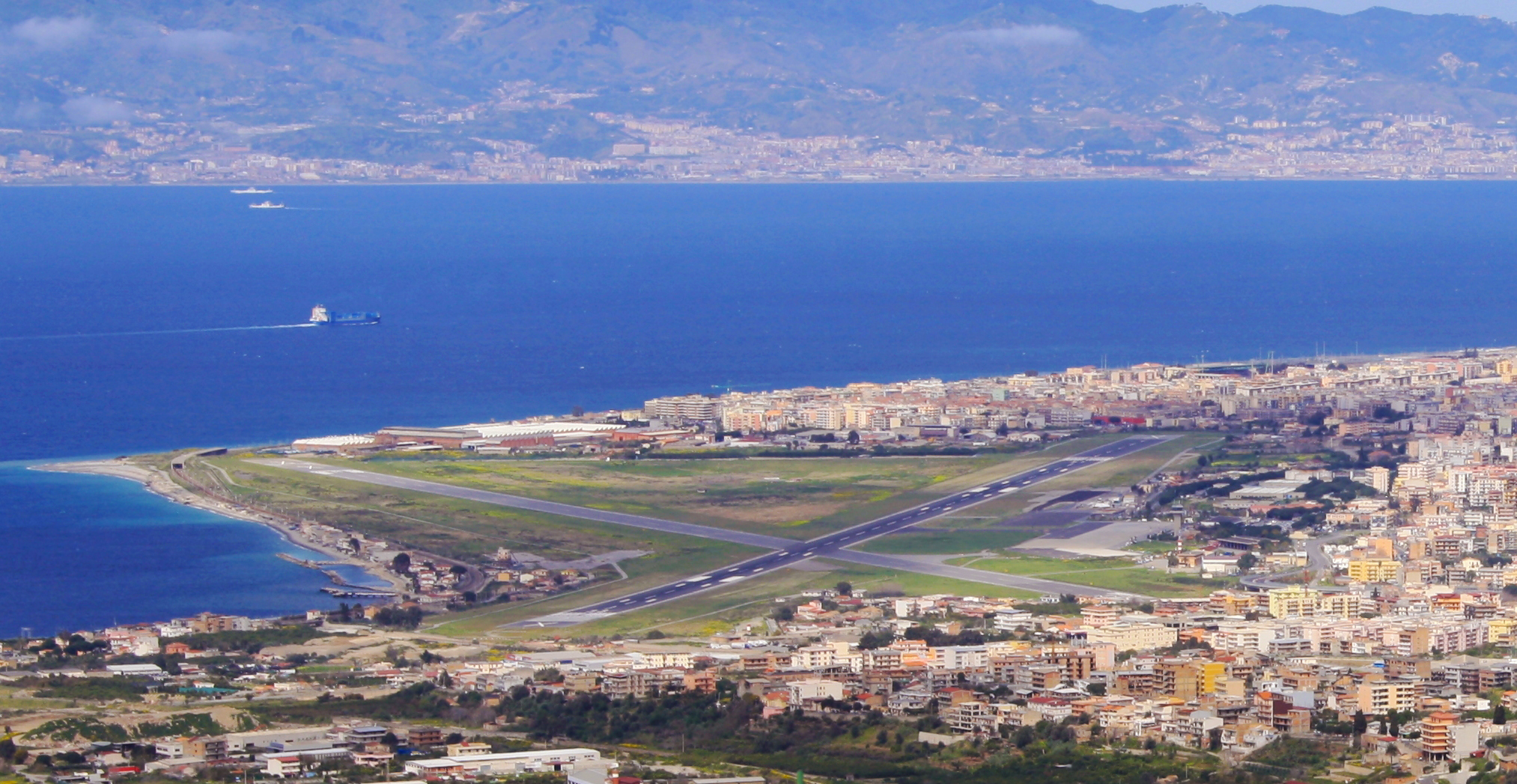 Reggio Calabria, il sindaco: “Se chiudono l’aeroporto, do al governo le chiavi della città”