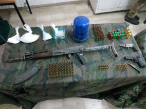 Arrestati Padre e figlio: Nascondevano un kalashnikov, pistole, munizioni e droga item-thumbnail