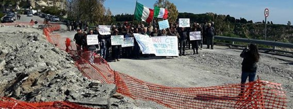 Ieri mattina sit-in in occasione della visita a Locri di Mattarella