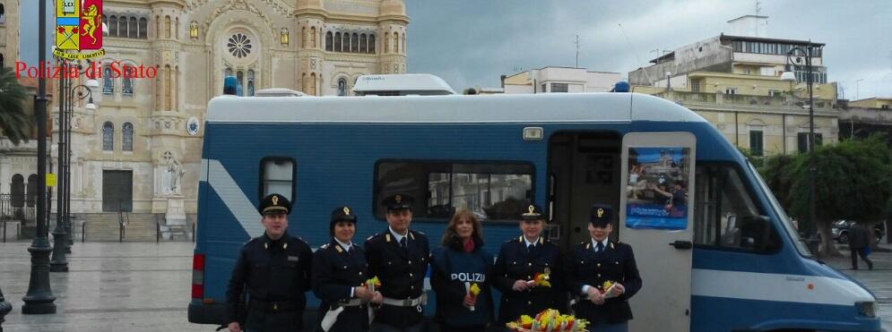 8 marzo – Il Camper della Polizia di Stato a Reggio Calabria contro la violenza di genere