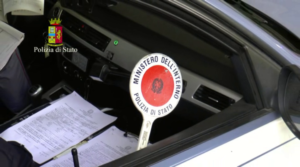 Conducenti a noleggio abusivi smascherati dalla polizia, raffica di denunce in Calabria e nel Lazio item-thumbnail