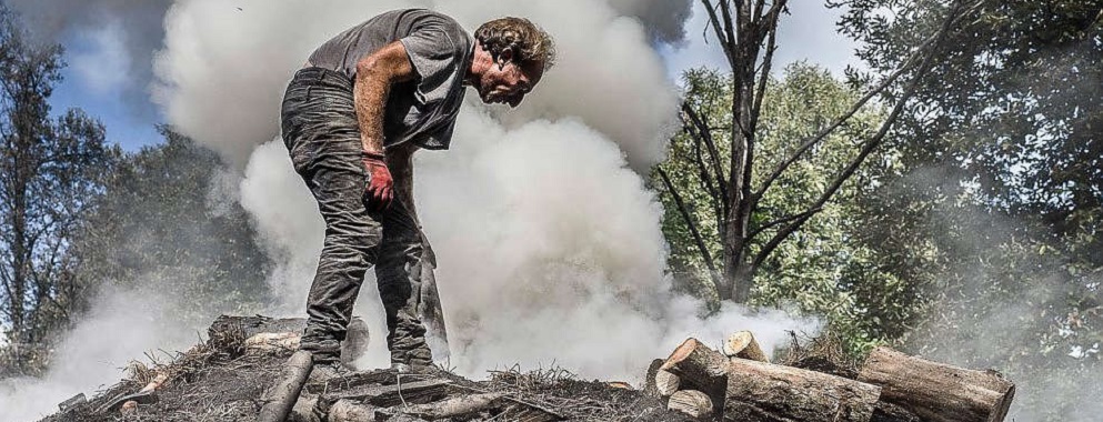 Gli ultimi “carvunàri” nella Calabria che resiste