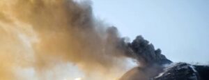 Etna continua a eruttare dopo esplosione per lava sulla neve item-thumbnail