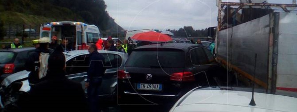 Grandine sulla Salerno-Reggio: 10 auto coinvolte in un maxi tamponamento