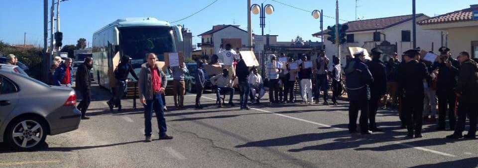 Statale 106 interrotta a Riace da protesta migranti