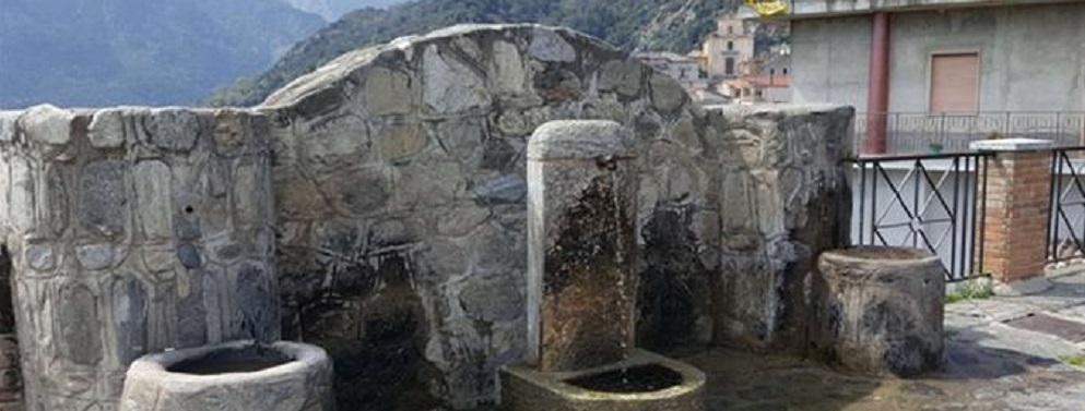 San Luca. Il commissario porta l’acqua e pulisce le vie