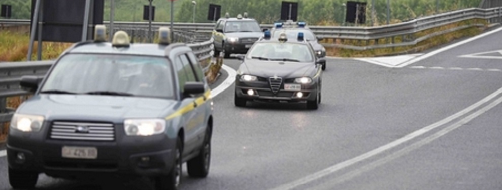 La guardia di finanza sequestra 1.500 kg di canapa, 49 persone indagate