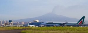 Etna in eruzione, due colate e cenere vulcanica. Chiuso l’aeroporto di Reggio Calabria item-thumbnail
