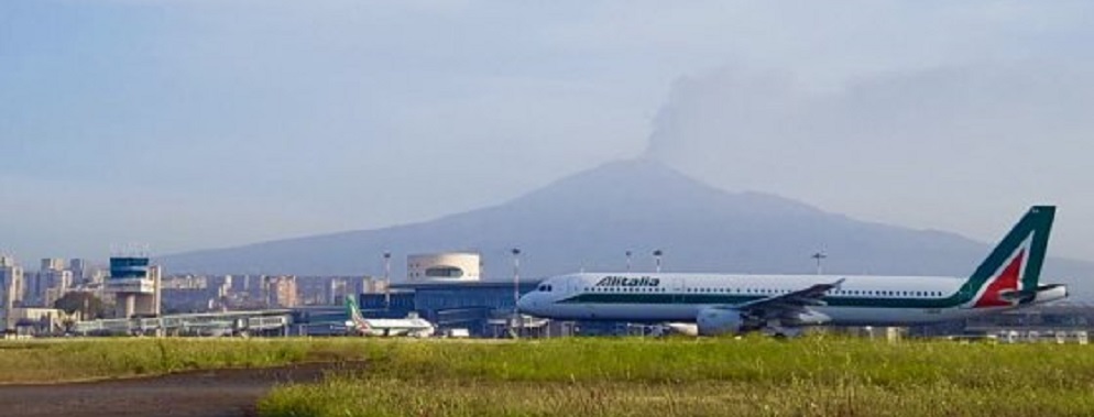 Etna in eruzione, due colate e cenere vulcanica. Chiuso l’aeroporto di Reggio Calabria