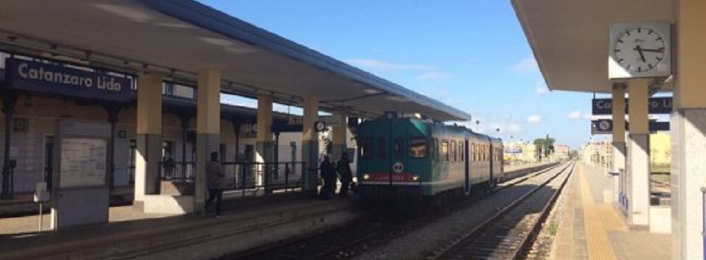 Calabria, sulla Jonica il caso del mini-Intercity: costa di meno ma si viaggia in littorina