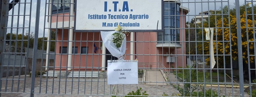 L’ITA DI CAULONIA SALUTA KEVIN, CANCELLI DELL’ISTITUTO CHIUSI IN SEGNO DI CORDOGLIO