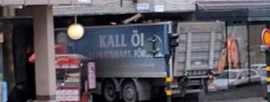 Camion contro la folla in centro a Stoccolma, tre morti e alcuni feriti item-thumbnail