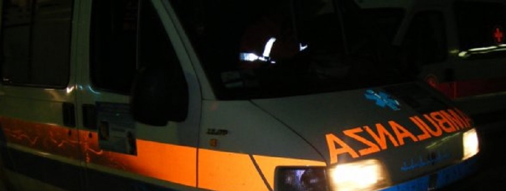 Violento scontro sulla statale 106 a Siderno, auto si ribalta