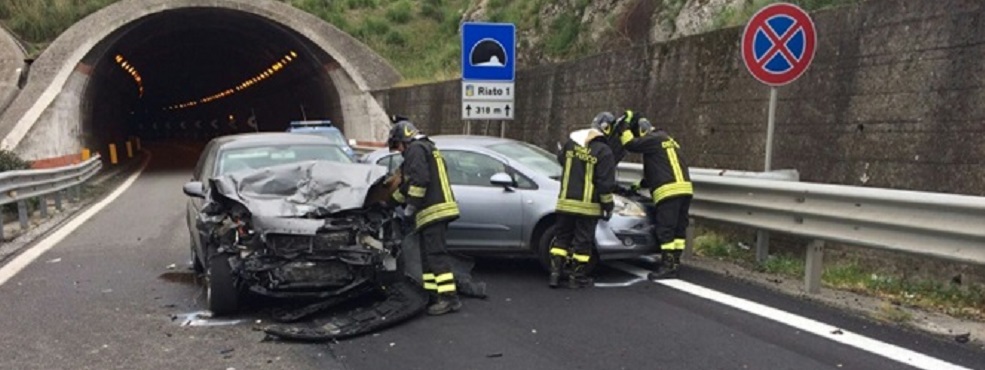 Catanzaro: Scontro tra due auto tra le gallerie di Marcellinara: un morto