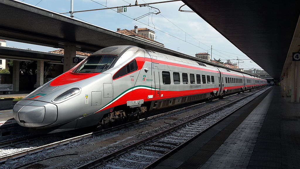 Investito da un treno sulla linea Roma-Napoli: disagi e ritardi