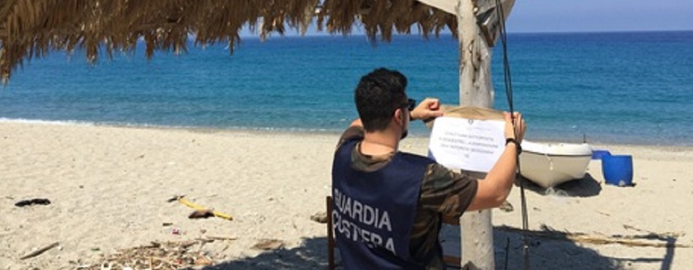 Sequestrate coperture abusive spiaggia