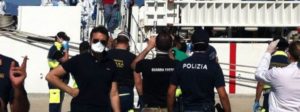 Giornata di sbarchi in Calabria, 5 navi con a bordo 2200 persone e 32 cadaveri item-thumbnail
