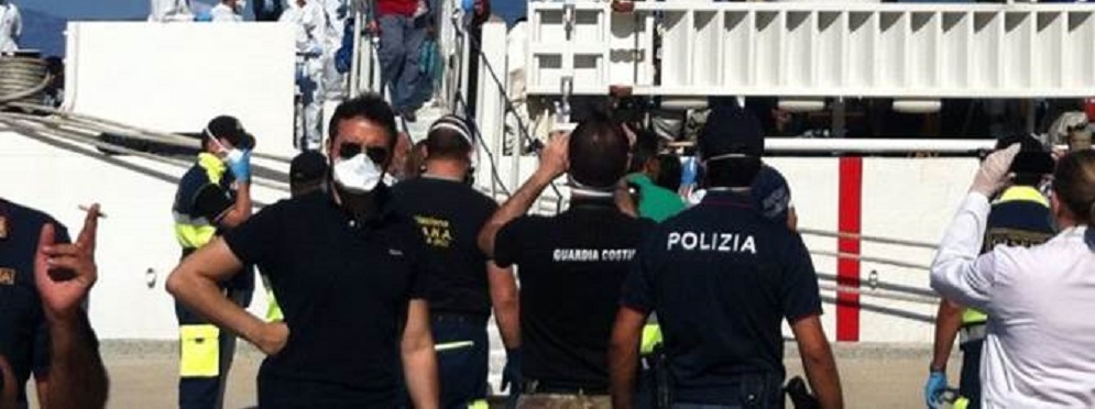 Giornata di sbarchi in Calabria, 5 navi con a bordo 2200 persone e 32 cadaveri