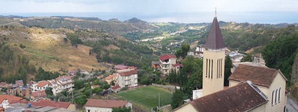 Caulonia, segnalazione: Palo della luce fuori uso da mesi in  Contrada Carrubara