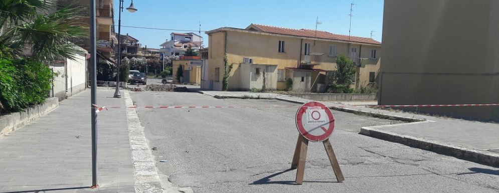 Caulonia: Interruzione della strada in Via Aldo Moro