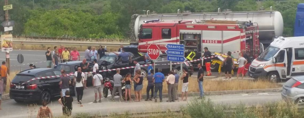 Grave incidente sulla S.S. 106 al bivio di Stignano