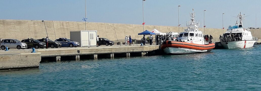 In corso sbarco migranti a Roccella Ionica